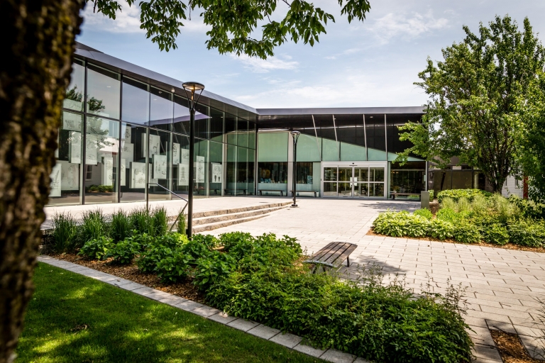 Entrée extérieure du Musée de l'ingéniosité J. Armand Bombardier