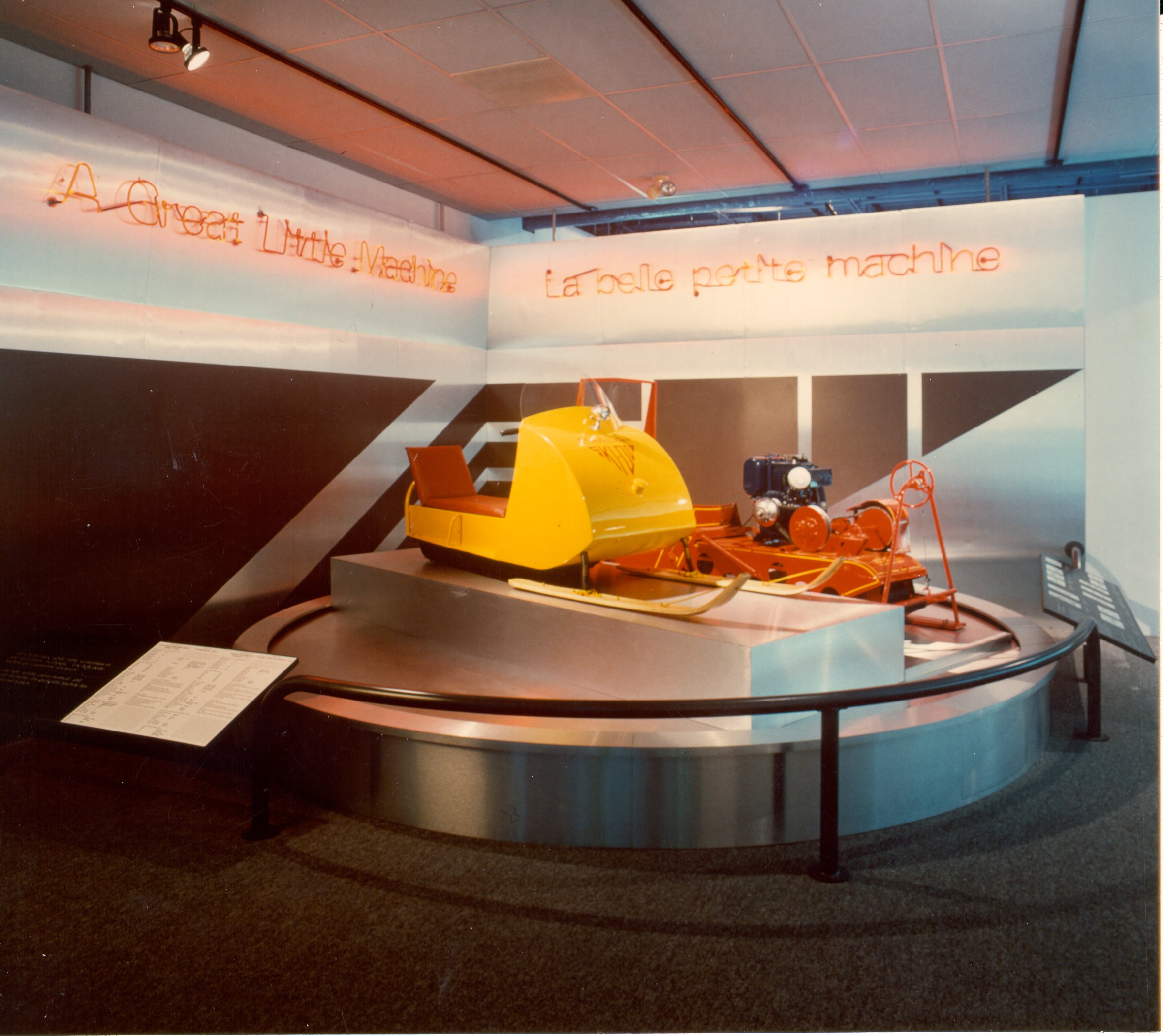 Motoneige Ski-Doo® K60 1960 et motoneige Sno-Traveler de Polaris 1962, exposition permanente Exposition Internationale sur la motoneige, 1990.