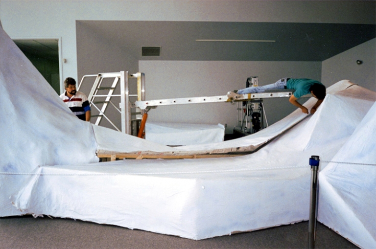 L’équipe du Musée travaille sur les décors de l’exposition temporaire Les animaux des pays de l’hiver, 1992.