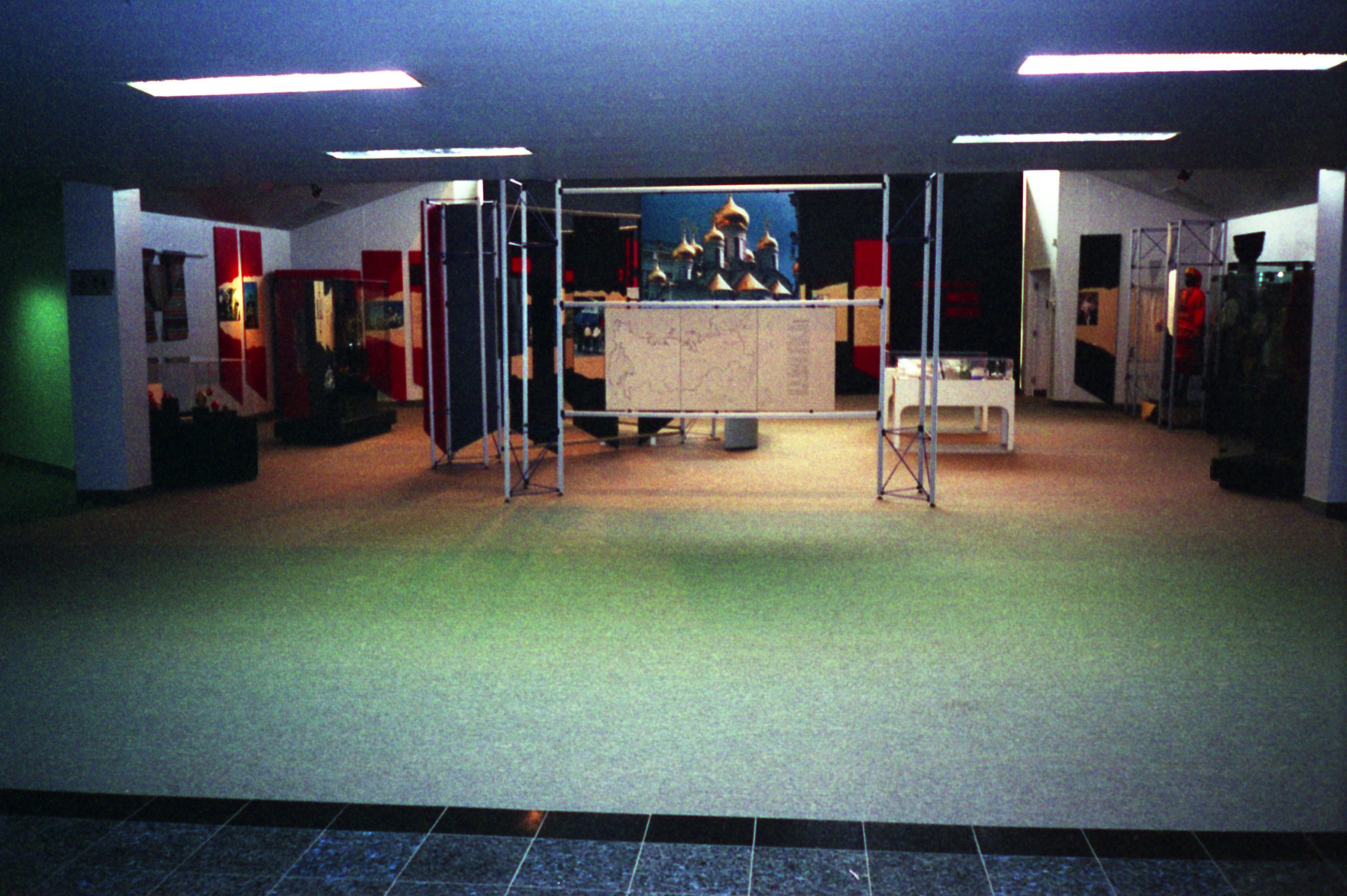 Vue d’ensemble de la salle d’exposition « Visite en Russie », 1993.