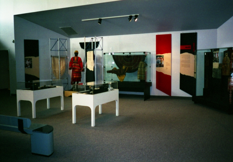 Zone de l’exposition « Visite en Russie » présentant des collections d'artisanat tels des jouets anciens, costumes et tapisseries, 1993.