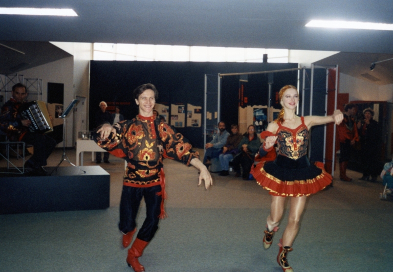 Peter Chodorovsky, Valeri Oucherov et Elena Schur en prestation, exposition « Visite en Russie », 1993.