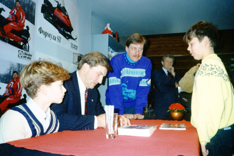 Vladislav Tretiak lors de la séance d’autographes au Musée, lors de l’ exposition « Visite en Russie », 1993.