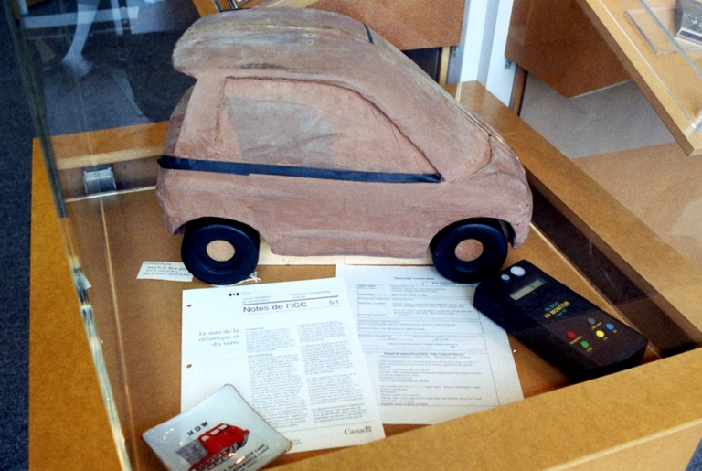 Maquette en argile du véhicule Bombardier NEV et Cendrier HDW, exposition temporaire « Les collections du Musée… Tout un monde à découvrir! », 2000.