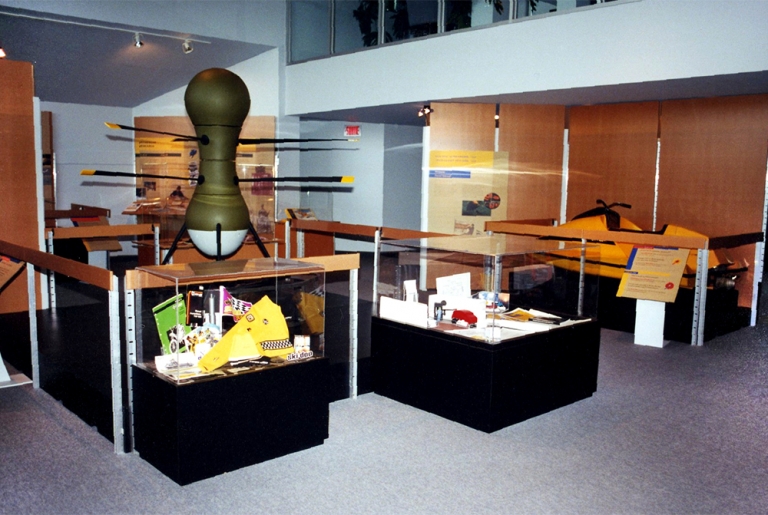 Maquette d’une sentinelle CL-227 et motomarine Sea-Doo® 1968, exposition temporaire « Les collections du Musée… Tout un monde à découvrir! », 2000.
