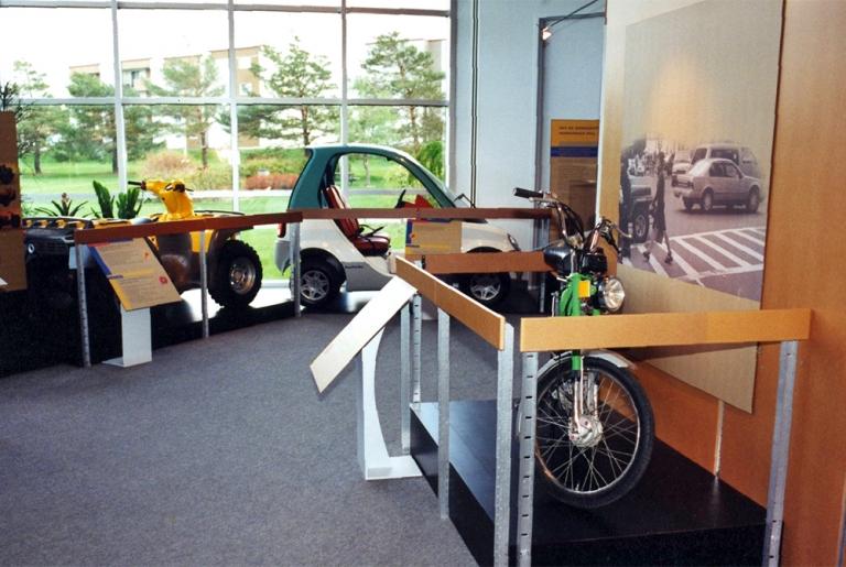 Maquette du VTT Bombardier Traxter, prototype du Véhicule NEV et cyclomoteur Puch, exposition temporaire « Les collections du Musée… Tout un monde à découvrir! », 2000.