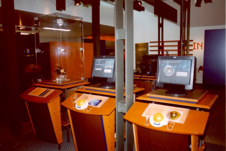 Vue d’ensemble de modules d’exposition, à droite, celui de l’Université de Sherbrooke présentant Roball, le robot-boule intelligent, exposition «LE QUEBEC TECHNOLOGIQUE Tout simplement GENIAL! CONCEPT 2», 2002.