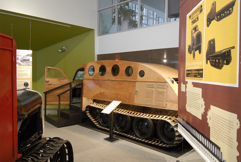 Autoneige B12 CS 1950, un des véhicules d’interprétation de la collection du Musée, exposition « L’ingéniosité signée J. Armand Bombardier… Le système barbotin-chenille », 2011.