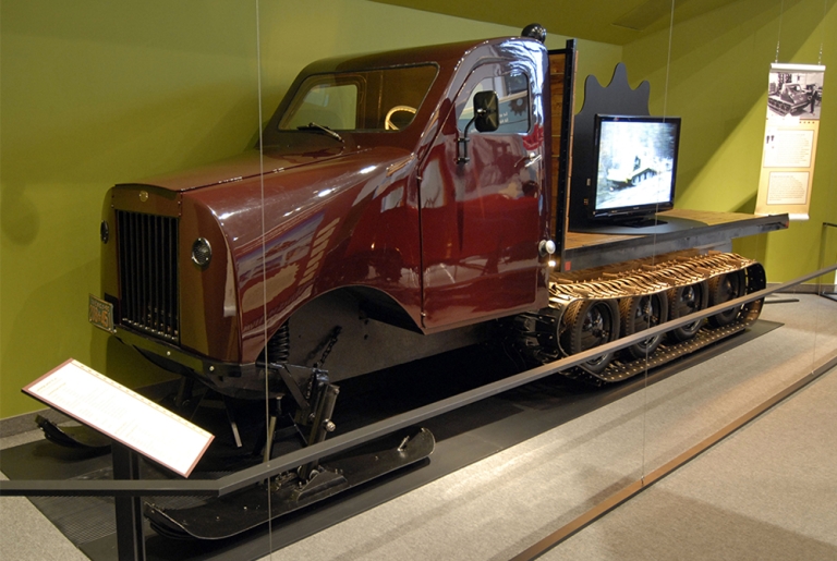L’autoneige camion TN, 1951, Collection du Musée J. Armand Bombardier, exposition « L’ingéniosité signée J. Armand Bombardier… Le système barbotin-chenille », 2011.