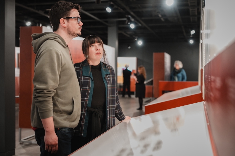 Visiteurs découvrant l’exposition sur les villes de compagnie au musée de Valcourt