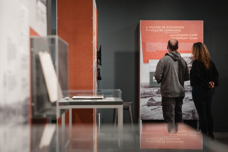 Visiteurs découvrant l’exposition sur les villes de compagnie au musée de Valcourt
