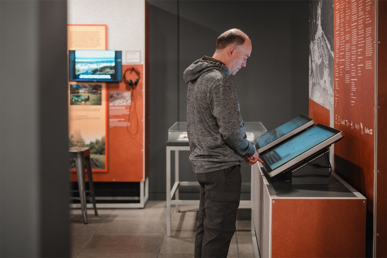 Interface numérique de l’exposition permettant d’explorer les villes de compagnie