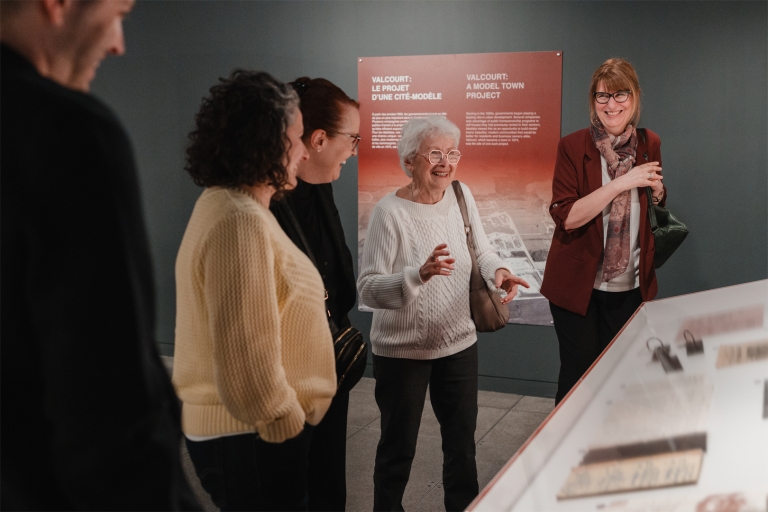 Visiteurs découvrant l’exposition sur les villes de compagnie au musée de Valcourt